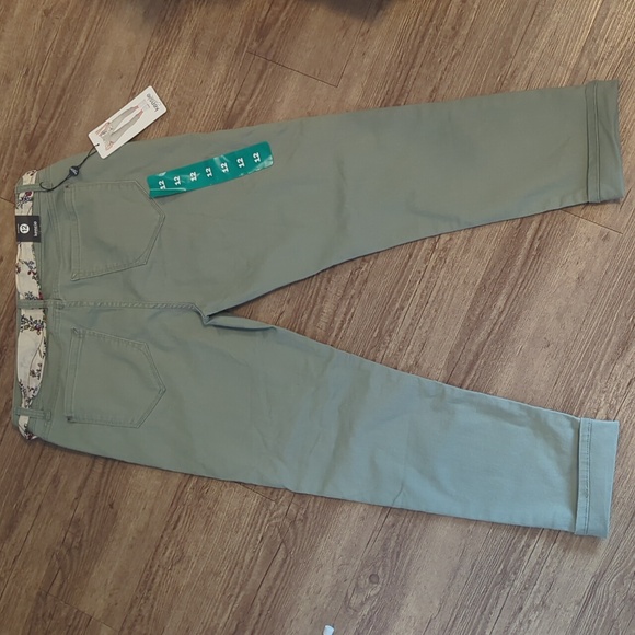 Kensie Jeans - Capris with Tie Belt - Picture 4 of 5